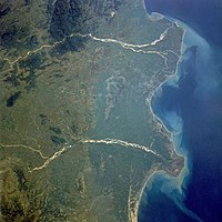 Bahía de Bengala, delta de los ríos Godavari (arriba) y Krishna.