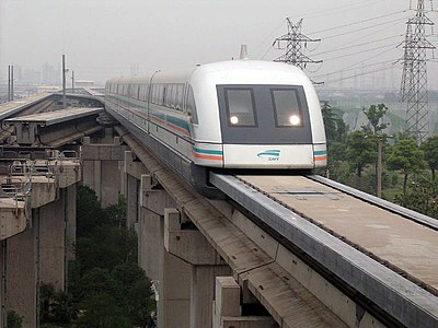 Kareta Maglev Shanghai di ateh titian nan manghubuangkan Palabuahan udaro Internasional Pudong Shanghai dangan kota.