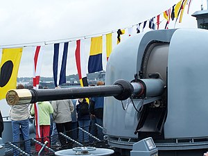 Meriam OTO-Melara 76 mm di atas kapal Hessen, sebuah kelas-Sachsen Tentera Laut Jerman