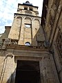 Façade de la cathédrale. Le porche est surmonté de la tour romane du XIIe siècle.