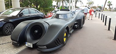 Vue sur l'avant de la Batmobile du film de Tim Burton (1989).