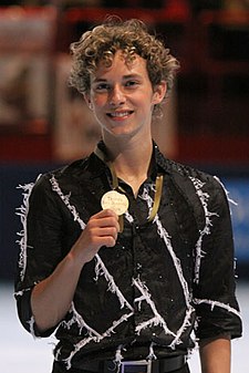 Adam Rippon na pódiu Trophée Eric Bompard 2009