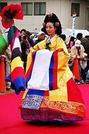 Femme coréenne en tenue de cérémonie.