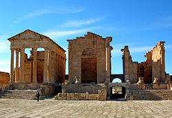 Três templos no capitólio da antiga cidade de Sufétula