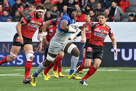 USO - Saracens - 20151213 - Maro Itoje attacking