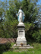 Statue de la Vierge Marie à proximité de l'église.