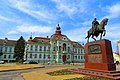 Rathaus von Zrenjanin mit dem Denkmal von König Peter I.