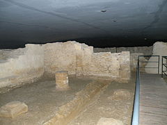 Crypte de l'abbaye Notre-Dame d'Évron et sa voûte béton.
