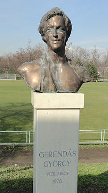 Gerendás György szobra az FTC olimpiai bajnokainak sétányán
