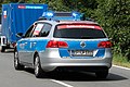 Schlussfahrzeug der Polizei mit zusätzlicher grüner Rundumkennleuchte