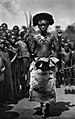 Bakamputu-danser met een schort van luipaardenbont. (Collectie Stichting Nationaal Museum van Wereldculturen)