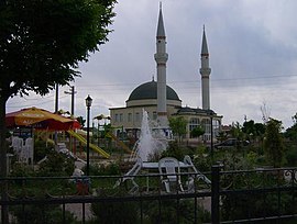 The park and the mosque at the center of Lalapaşa.