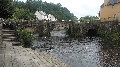 Le pont Lovignon, dont seule une des 6 arches d'origine est restée intacte, les autres ayant été emportées lors de la crue de 1746.