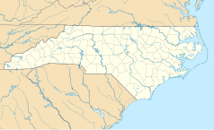 Mapa konturowa Karoliny Północnej, blisko centrum na prawo u góry znajduje się punkt z opisem „PNC Arena”