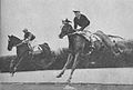 大竹柵障害を飛越するレツドサンド（右）とキンテン（1934年大障碍特別）