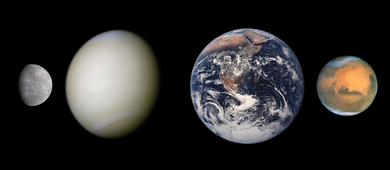 Perbandingan ukuran planet-planet kebumian. Dari kiri ke kanan: Merkurius, Venus, Bumi, dan Mars dalam warna sejati.