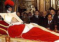 English: His body in St. Peter's dome before the funeral