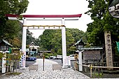 Erikoinen valkopunainen nakayama-torii.