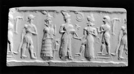 Odtis starobabilonskega valjastega pečatnika, na katerem je upodobljen Šamaš, obdan s svojimi častilci (okoli 1850-1598 pr. n. št.)