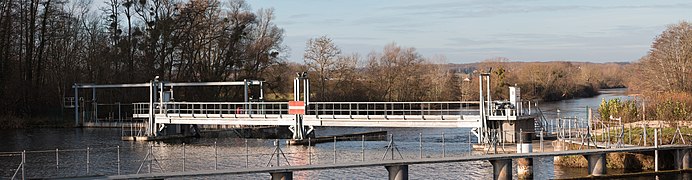 « Barrage de Gurgy » sur l'Yonne. Passe à poissons sur la gauche.