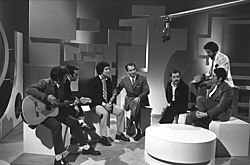 Lucio Battisti, i Dik Dik ed Aldo Novelli durante un episodio di Teleset, 1966