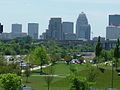 Louisville Nehri kenarında Waterfront Parkı ve arkada kara yolu köprüsü ve şehir merkezi