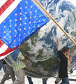 Aus Protest auf dem Kopf hängende Nationalflagge