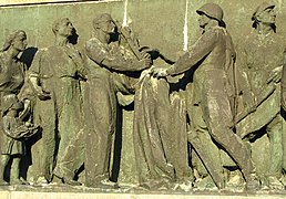 Un relieve del Cementerio militar soviético, en Varsovia mostrando obreros saludando a los soldados victoriosos.