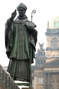 Standbeeld van Adalbert op het Wenceslausplein te Praag