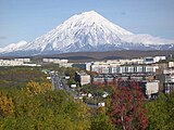 カムチャツカ半島のペトロパブロフスク・カムチャツキーから望むコリャーク火山