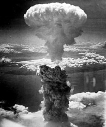 El núvol atòmic sobre Hiroshima després de la detonació de la bomba Little Boy.