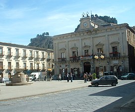 Piazza Garibaldi e Palazzo Municipale.