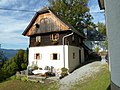 Bauernhaus in Sankt Marein im Mürztal (Der Gründer von RedBull, Dietrich Mateschitz, wurde in diesem Ort (aber nicht dieses Haus) in der Steiermark geboren und bezeichnete sich Zeit seines Lebens als "steirischer Patriot", auch wenn wirtschaftliche Gründe ihn und seine Firma nach Salzburg zwangen.