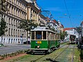 Straßenbahn in Graz, im Hintergrund das steirische Landesfinanzamt