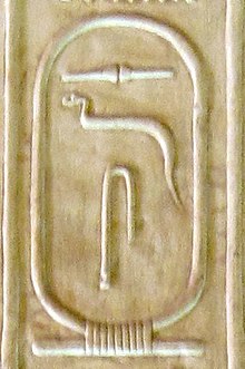 Hieroglyfy vytesané do kamene