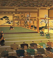 Peinture d'une grande pièce dans un palais japonais. L'empereur du Japon est visible au centre, entouré de dignitaires à genoux devant lui.