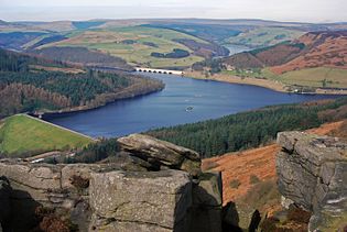 Das Ladybower Reservoir mit der Staumauer am linken Bildrand und dem Ashopton Viaduct im Hintergrund