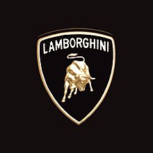 photo couleur d'un blason orné d'un taureau musclé à tête baissée, d'allure agressive, surmonté du nom de la marque : « Lamborghini ».