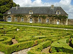 Les communs et le jardin à la française.