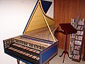 於2004年在荷蘭製造的法國－佛蘭芒混合型號的雙排鍵盤大鍵琴(Titus Crijnen, Holland 2004年製)。