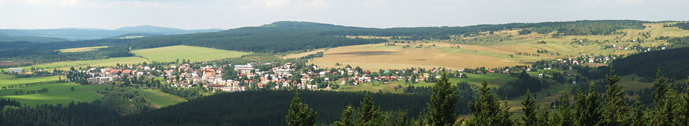 Panoramatický pohled na Abertamy z rozhledny na Plešivci