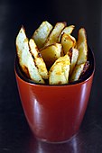 צ'יפס צלוי באוויר חם העשוי תפוחי אדמה מבושלים הוא דוגמה למנה טבעונית נפוצה.