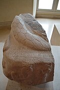 Dekorierter Stein, Darstellung von Schlange auf Oberseite