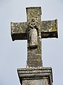 Détail de la croix dans le paysage, statue au verso.