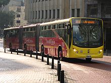 Un jumbobus prodotto dalla Busscar a Bogotà, in Colombia