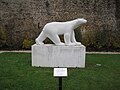 Réplique de l'Ours blanc devant le restaurant La Côte d'Or.