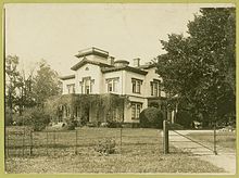 Photographie en noir et blanc d'une villa.