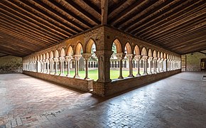 Aussi le cloître.