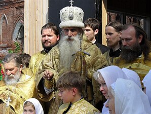 Korniliy (Titov) under en invigning av en kyrka i Glazov, Ryssland.