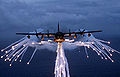 MC-130 der U.S. Air Force stößt Flares aus